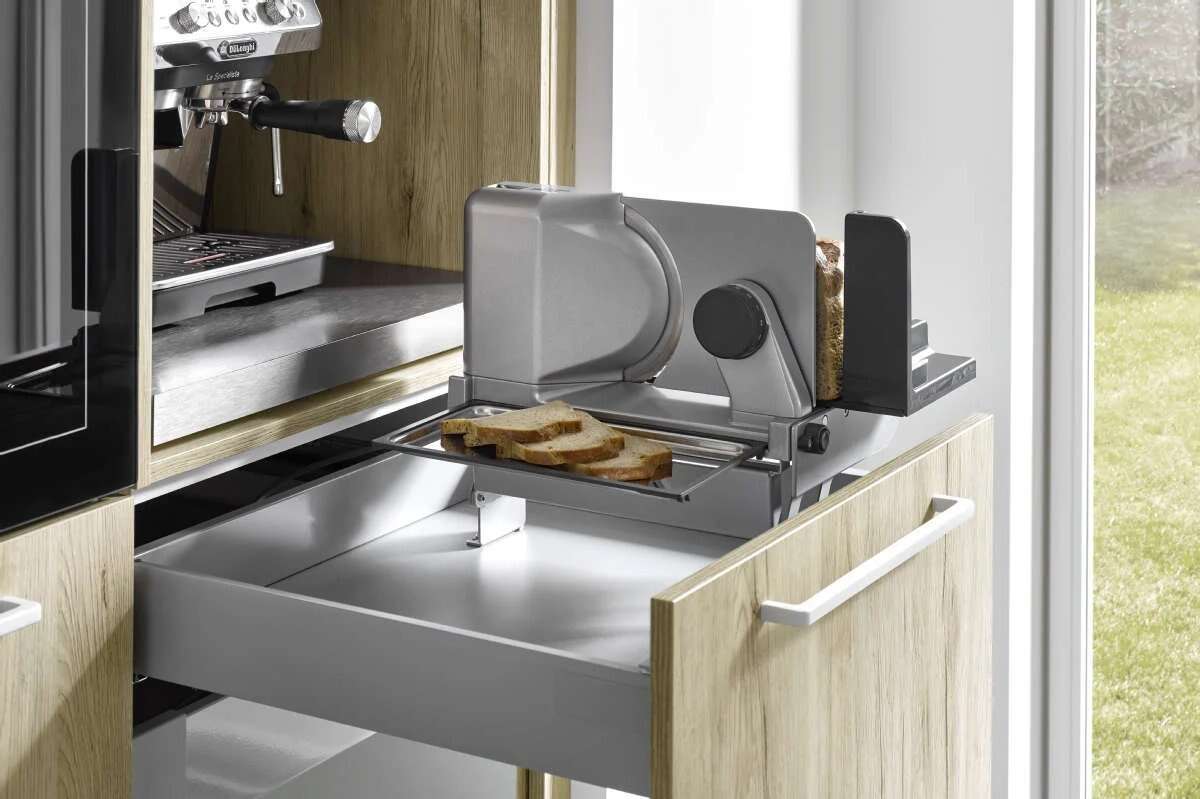 Auszug mit integrierter Brotschneidemaschine für mehr Ordnung in der Küche.