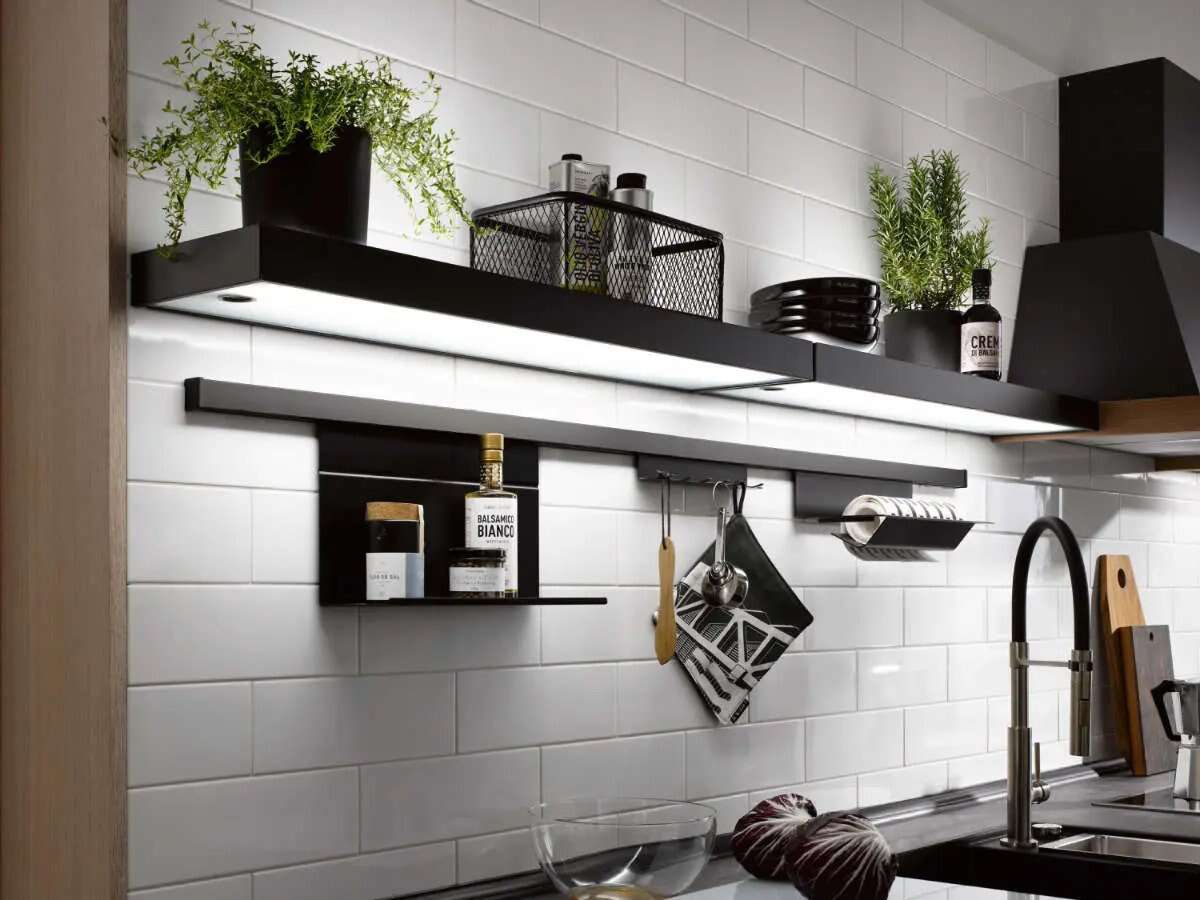 Moderne Küche von Burger Küchen mit weißen Metrofliesen, schwarzem Wandregalsystem und integrierter Beleuchtung, geplant bei Einrichtung Leber.