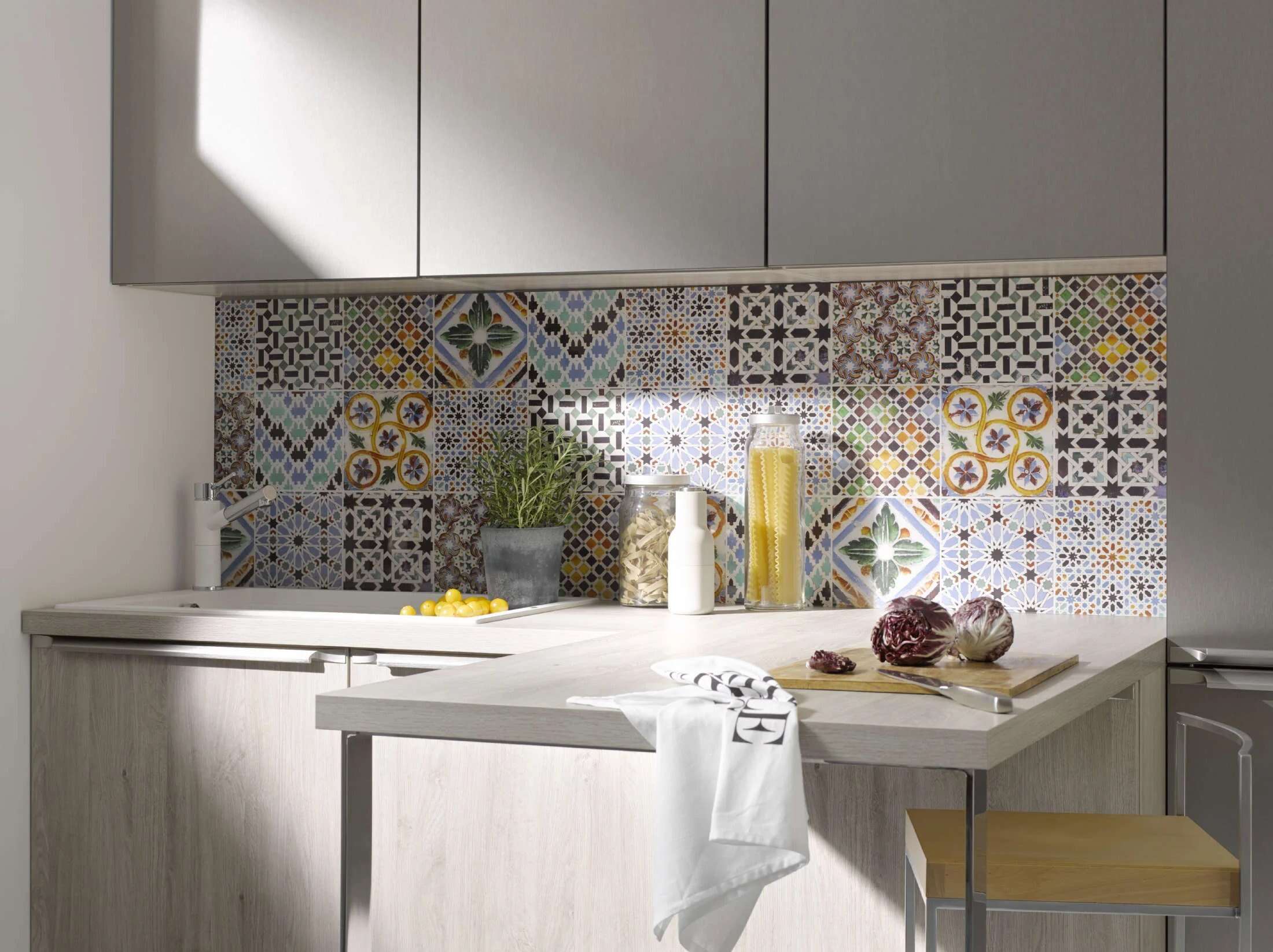 Burger Küche in heller Holzoptik mit gemusterter Fliesenrückwand und integrierter Arbeitsfläche bei Einrichtung Leber.