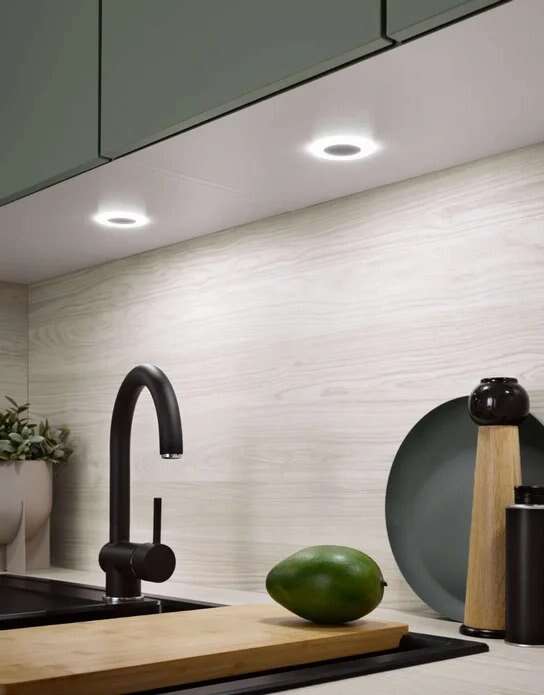 Unterbauleuchten über Arbeitsfläche mit schwarzer Armatur in einer Burger Küche.