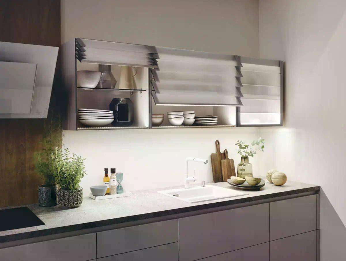 Bauformat Küche in hellen Tönen mit Wandschrank in der Küche