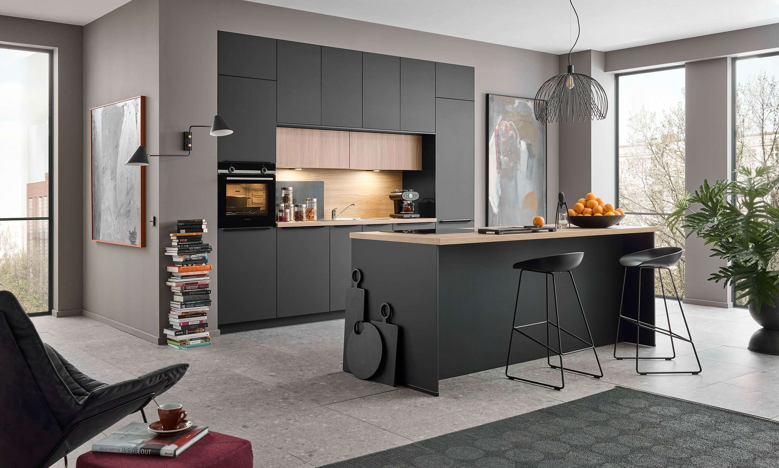 Schwarze offene Küche von der Baumann Group